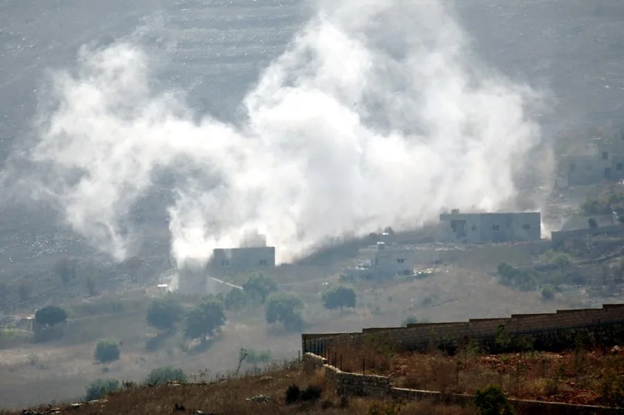 bombardeo de tanques israelíes contra objetivos en el municipio de Meiss al-Jabal, visto desde la localidad de Chaqra, en el sur del Líbano