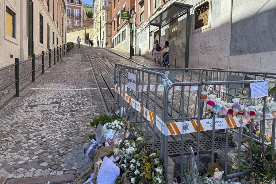 Flores, obsequios y mensajes para homenajear a las víctimas del accidente del funicular