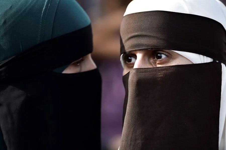 Mujeres musulmanas cubierta con un burka.
