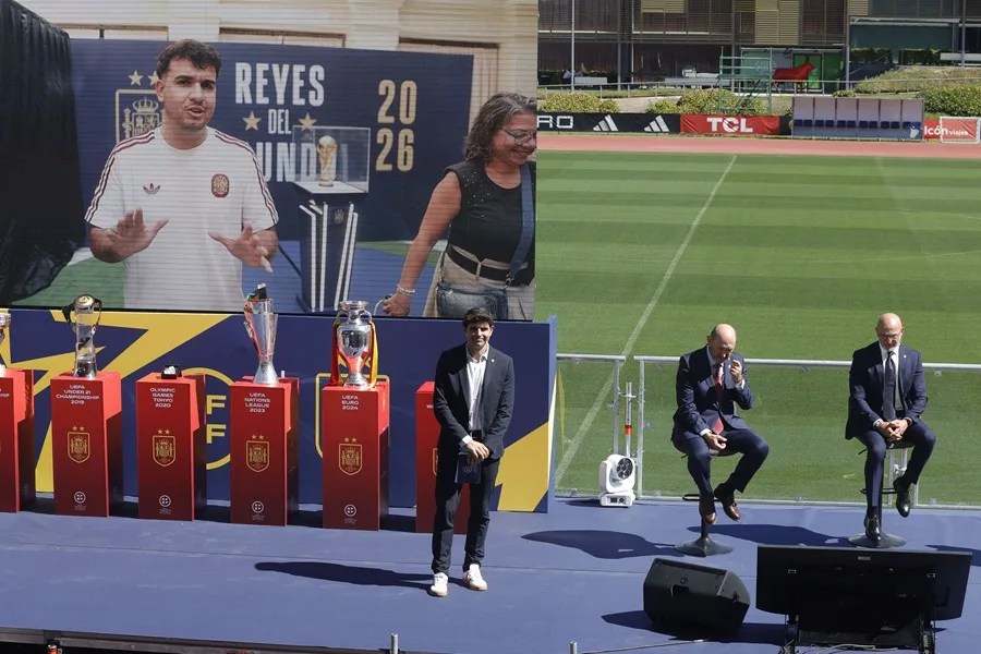 El presidente de la Real Federación Española de Fútbol (RFEF), Rafael Louzán (2d) durante el acto de renovación del seleccionador absoluto, Luis de la Fuente (d), hasta 2032, tras la victoria de España en el reciente Mundial, este lunes en la Ciudad del Fútbol de Las Rozas, Madrid. 