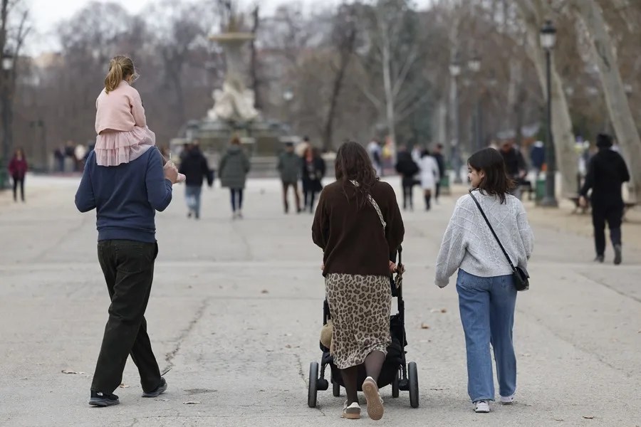 Un familia pasea en el parque de El Retiro en Madrid. 