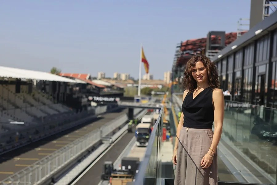 La presidenta de la Comunidad de Madrid, Isabel Díaz Ayuso, visitó este domingo ell circuito MADRING de la capital, donde se ultiman los preparativos para el Gran Premio de España de Fórmula 1 que se celebra el próximo fin de semana.