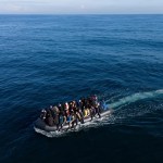 migrantes cruzando el canal de la Mancha en una pequeña embarcación