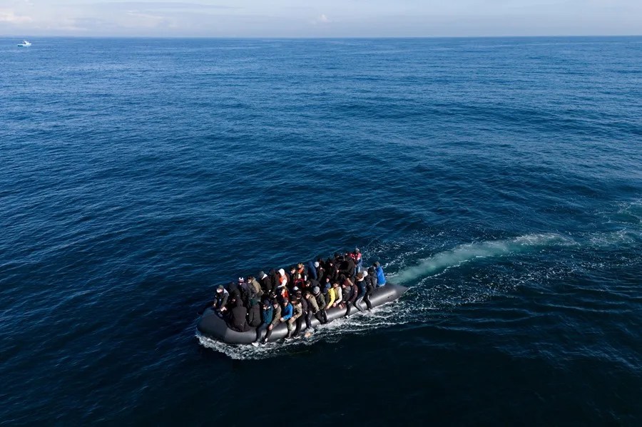 migrantes cruzando el canal de la Mancha en una pequeña embarcación