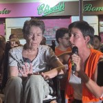 La vecina de 87 años, Maricarmen Abascal (i), acompañada por representantes del movimiento vecinal ´Inquilinas de Madrid´