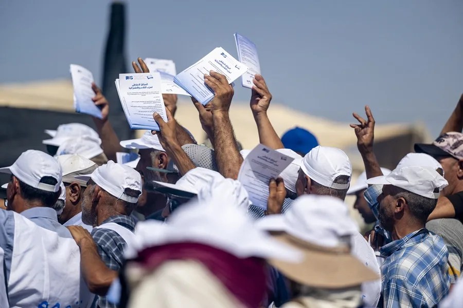 Activistas y simpatizantes del Partido del Progreso y el Socialismo se reúnen en el mercado semanal de la localidad de Ait Iko, en la región de Khemisset, el 19 de septiembre de 2026, de cara a las elecciones legislativas marroquíes.