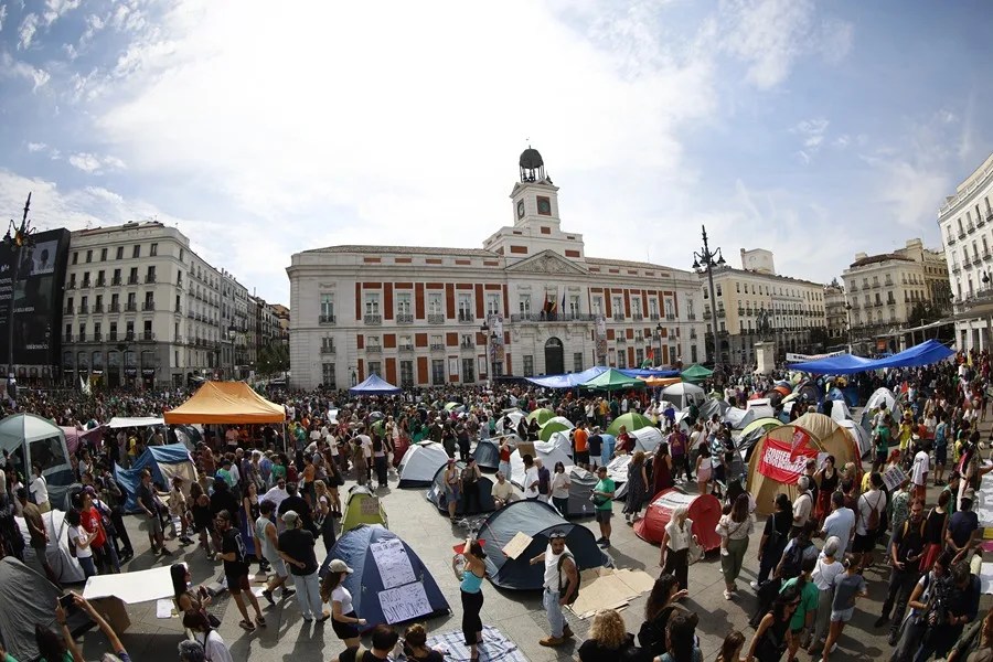 Cientos de personas ocupan con tiendas de campaña la madrileña Puerta del Sol como protesta por el precio de la vivienda