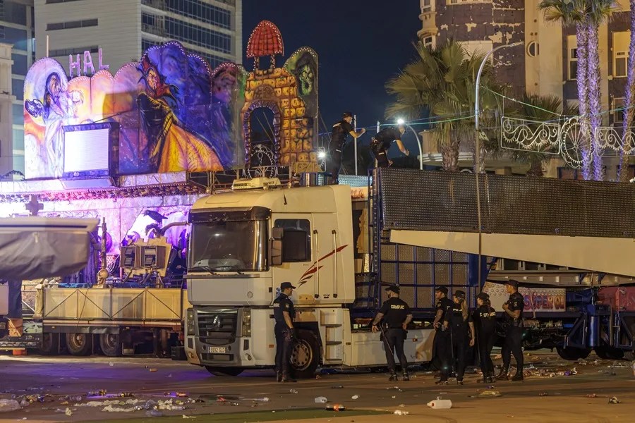 Decenas de migrantes han sido interceptados la madrugada de este lunes en Melilla en su intento de llegar a la península como polizones aprovechando la recogida de las atracciones de feria tras las fiestas patronales, la denominada Operación Feriante, que este año ha registrado un repunte por la mayor presión migratoria en la ciudad.