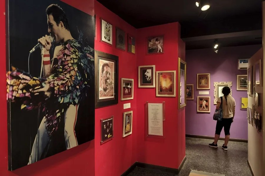 Turistas visitan el Museo Freddie Mercury en Zanzíbar.