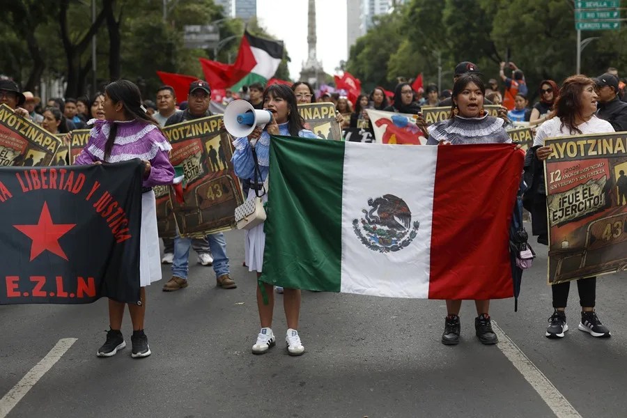 Las familias de los 43 estudiantes de Ayotzinapa marchan en México tras 12 años de la desaparición
