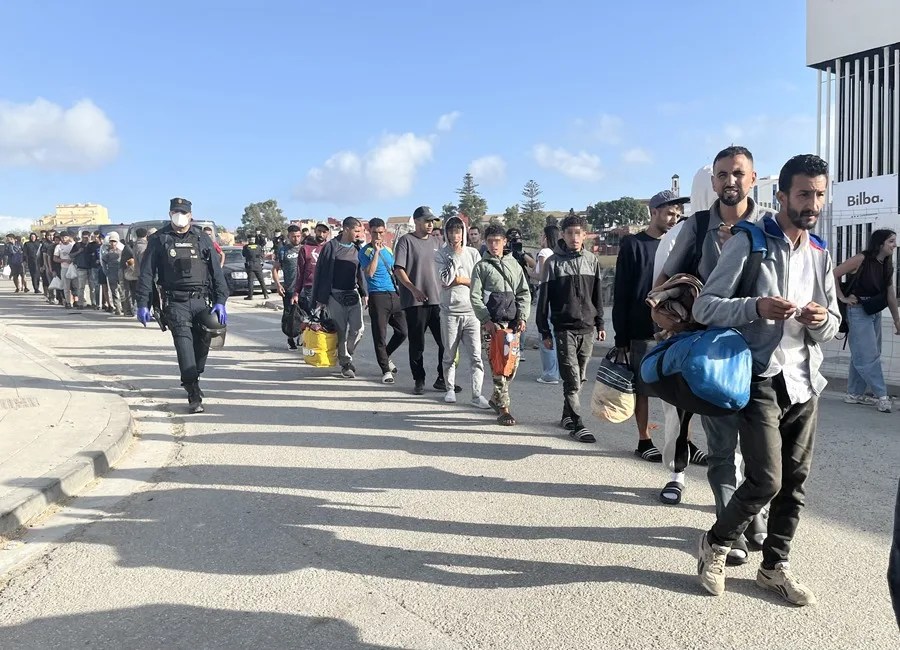 La Policía Nacional está procediendo este domingo al traslado de cientos de migrantes que permanecían durmiendo en la calle a una nueva ubicación