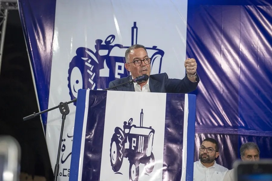 El ministro delegado de Marruecos encargado del Presupuesto, Fouzi Lekjaa, pronuncia un discurso durante un mitin electoral del Partido de la Autenticidad y la Modernidad (PAM), en el marco de la campaña para las próximas elecciones legislativas de Marruecos, en Benslimane (Marruecos), 