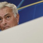 El entrenador del Real Madrid, José Mourinho (c) durante la rueda