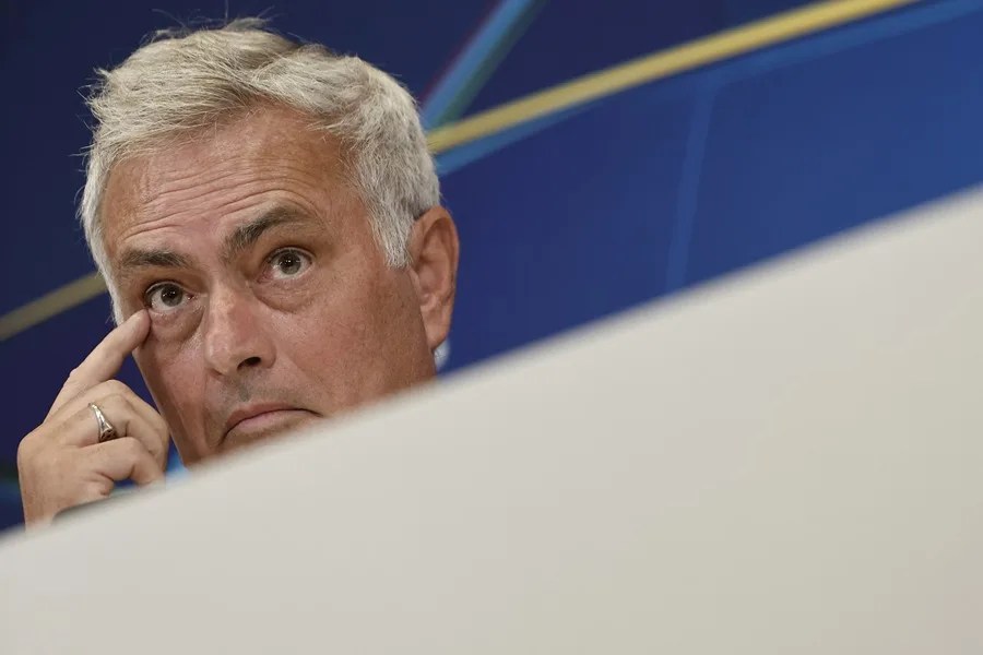 El entrenador del Real Madrid, José Mourinho (c) durante la rueda