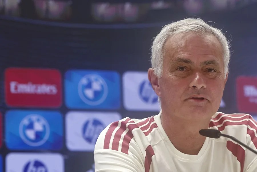 El entrenador del Real Madrid, José Mourinho durante la rueda de prensa tras el entrenamiento del equipo en Valdebebas