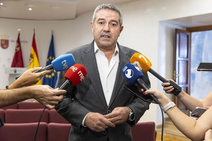 El consejero de Agua, Agricultura, Ganadría y Pesca de la Comunidad de Murcia, Joaquín Buendia, atiende a la prensa.