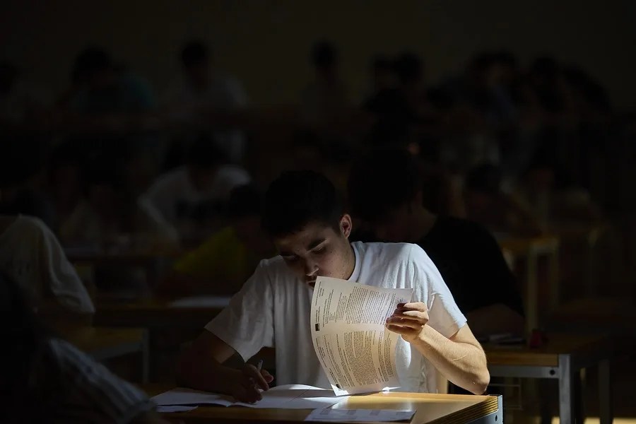 Un estudiante en un aula.