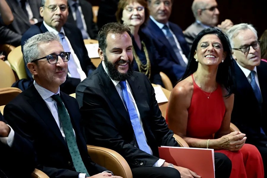 El ministro de Hacienda, Arcadi España (i), sentado junto a Borja Thyssen (c) en el marco de la reunión del Patronato del Museo Nacional Thyssen-Bornemisza, este miércoles, en Madrid.