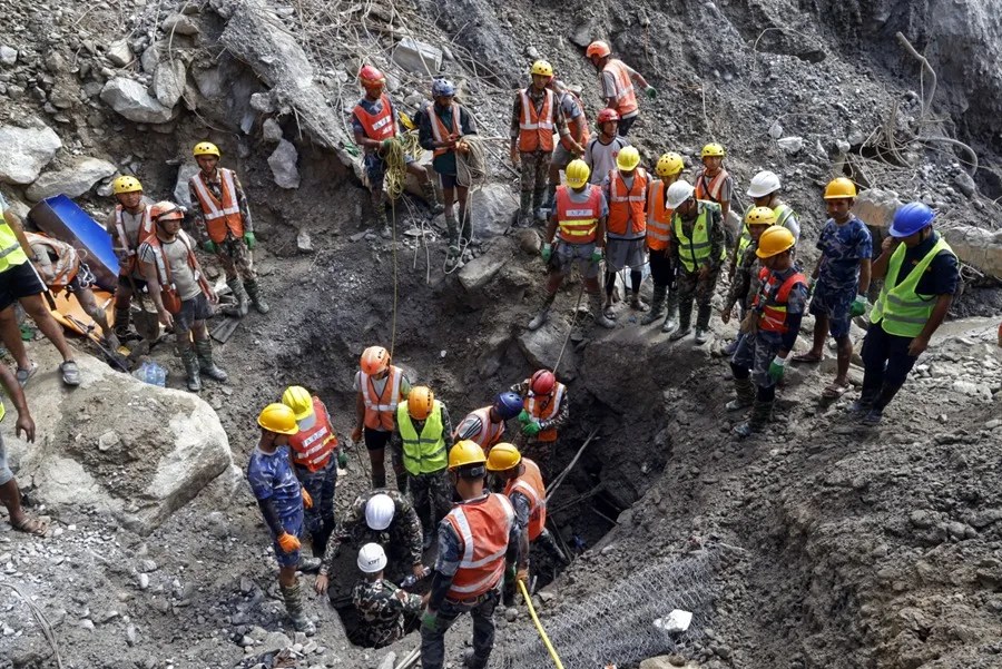 Una fotografía facilitada por el Ejército de Nepal muestra a efectivos militares buscando supervivientes en un túnel de una central hidroeléctrica tras unas inundaciones repentinas en el distrito de Rasuwa, Nepal