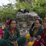 Personas esperan para cruzar un puente colgante provisional —conocido localmente como "Twin Cross"— sobre el río Trishuli