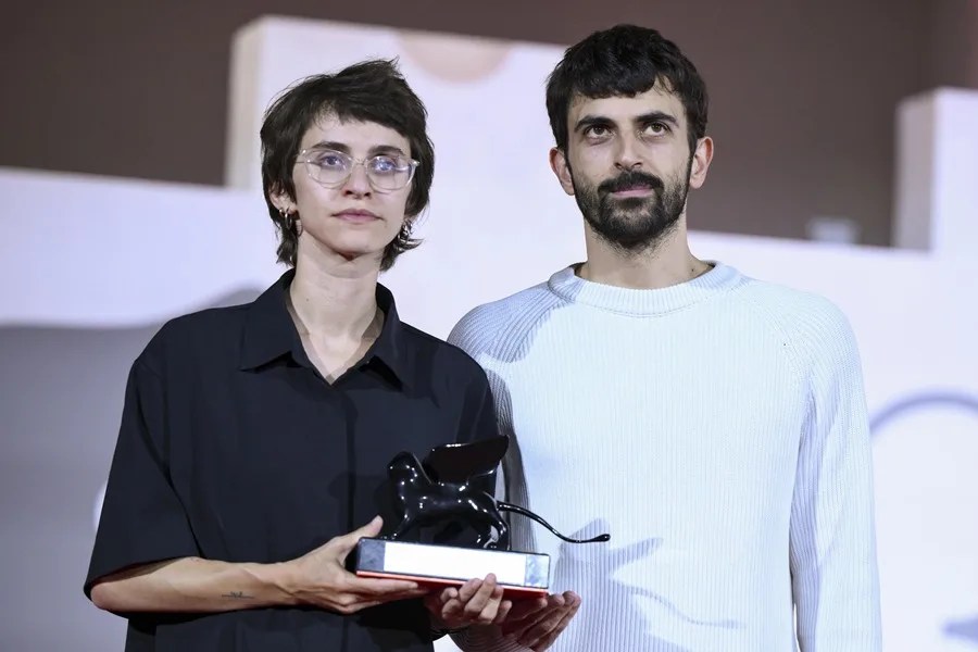 Los directores israelíes Rachel Szor (izq.) y Yuval Abraham sostienen el Premio Especial del Jurado por su película 'NAZA' en Venecia (Italia).