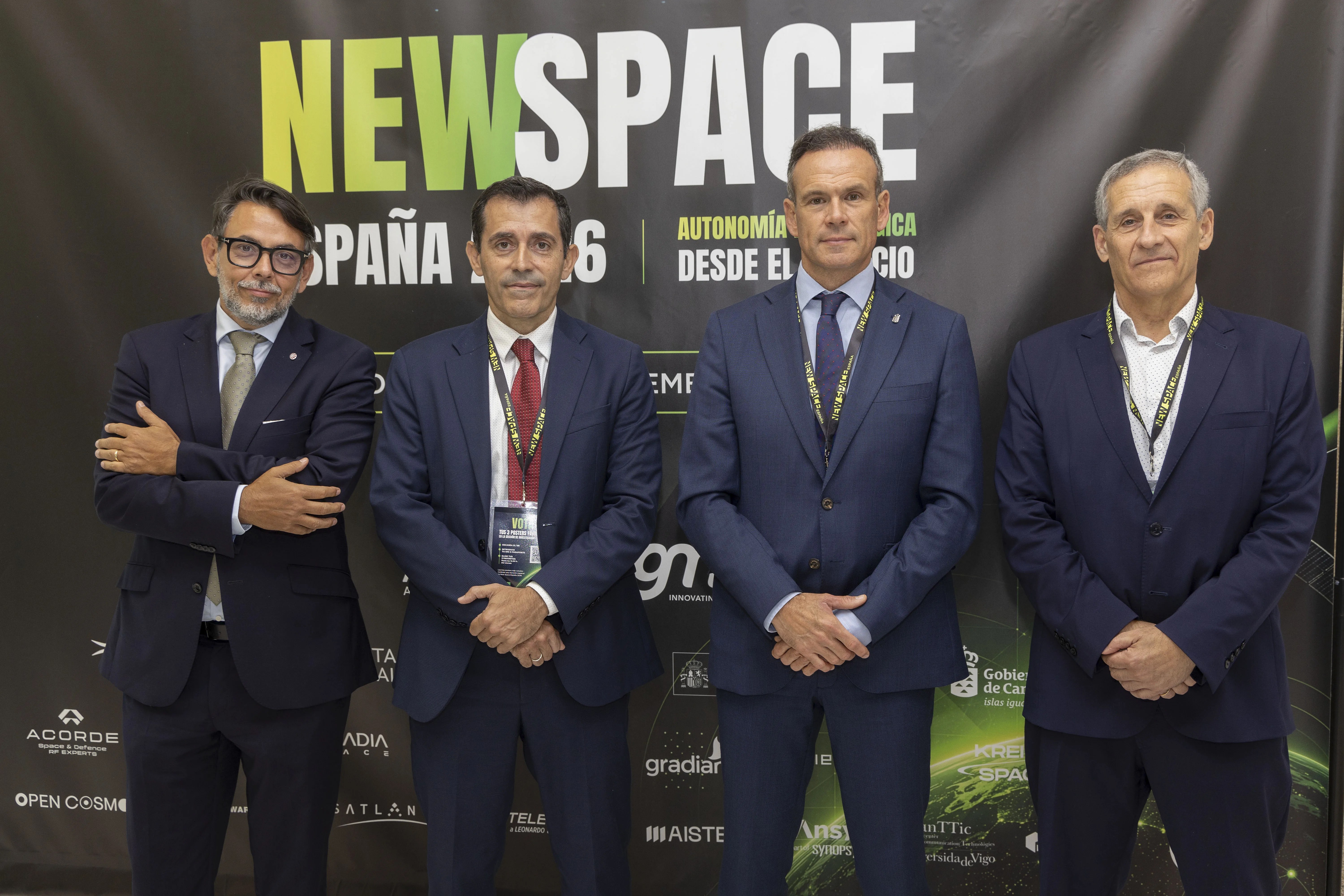 Juan José Martínez Díaz (2i), consejero de Investigación, Innovación y Desarrollo del Cabildo de Tenerife; David Pérez-Dionis (2d), director general de Coordinación Orgánica y Proyectos Estratégicos del Gobierno de Canarias; Miguel Belló (1d), asesor de Estrategia Aerospacial Canaria; y Carlos Fernández (1i), director general de Telespacio Iberican. EFE/Salvador Sas