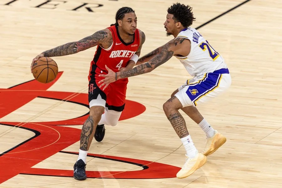 Fotografía del pasado 26 de abril, en la que puede verse al estadounidense Nick Smith Jr. (d), durante un partido como jugador de Los Angeles Lakers.