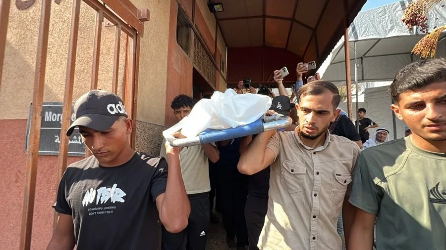 Funeral en el Hospital Naser de Jan Yunis (sur) del niño Obaida Osama Al Sheij Eid de 11 años, que murió este miércoles por heridas de disparos del Ejército israelí