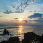 Fotografía de un helicóptero cruzando las playas de Bajamar en Puntarenas,