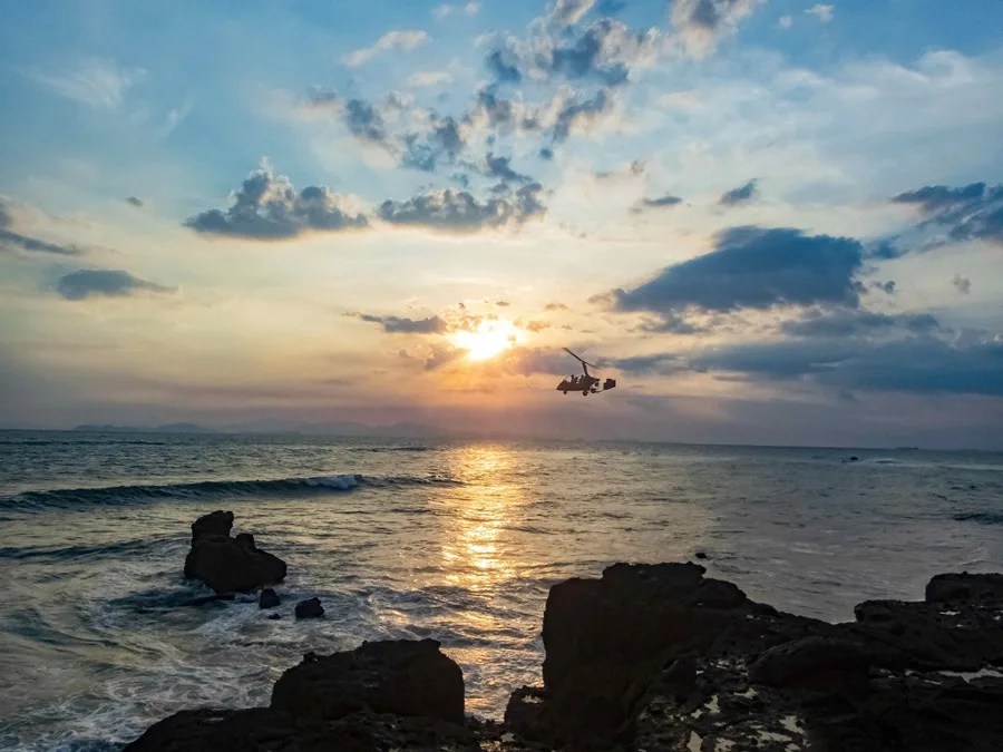 Fotografía de un helicóptero cruzando las playas de Bajamar en Puntarenas,