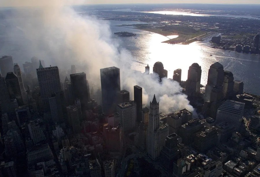 El humo sigue elevándose desde el destruido World Trade Center en Nueva York, Estados Unidos, el 15 de septiembre de 2001