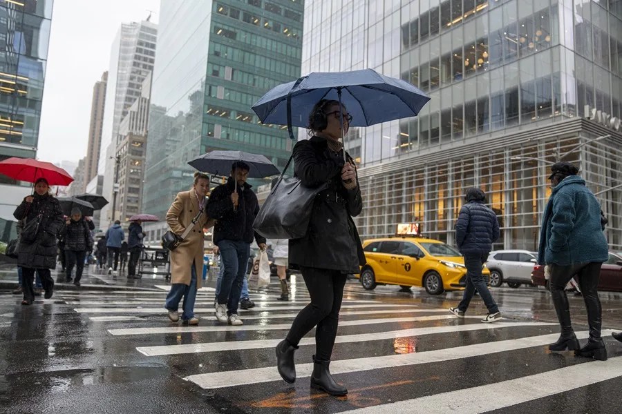 Nueva York y el noreste de EE.UU. se preparan para una tormenta con fuertes lluvias y vientos