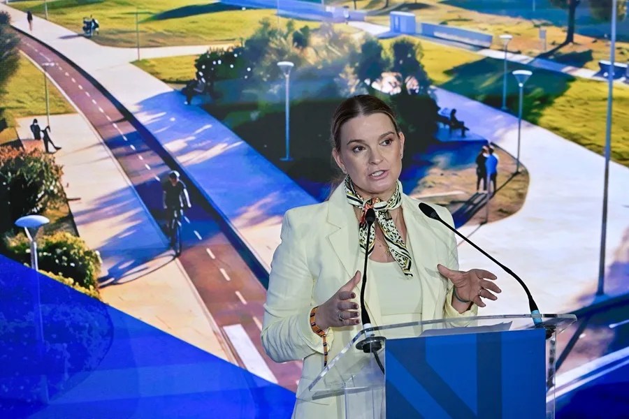 La presidenta del Govern balear, Marga Prohens, durante la presentación, este miércoles, de la construcción del tramo del segundo cinturón de Palma