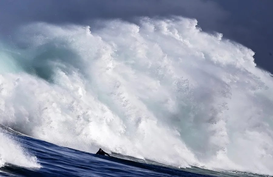 Una ola en el arrecife de coral Dungeons en el Oceáno Atlántico