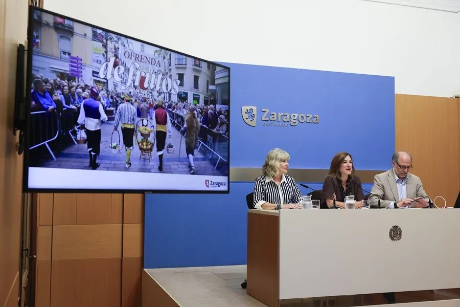 La presidenta de la Federación Casas Regionales de Aragónn Lola Sebastán (i) acompañada por los concejales Sara Fernández y Alfonso Mendoza, informa de las novedades de Ofrenda de frutos de las Fiestas del Pilar.