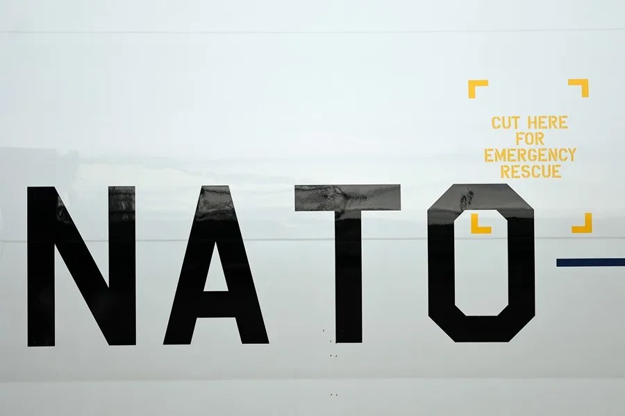 Inscripción de la OTAN en un avión E-3 AWACS (Sistema Aerotransportado de Alerta Temprana y Control)