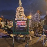 Una veintena de personas han pasado la noche acampadas en ocho tiendas montadas en el centro de la Plaza de España de Palma