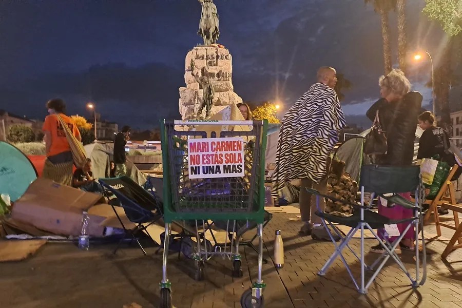 Una veintena de personas han pasado la noche acampadas en ocho tiendas montadas en el centro de la Plaza de España de Palma