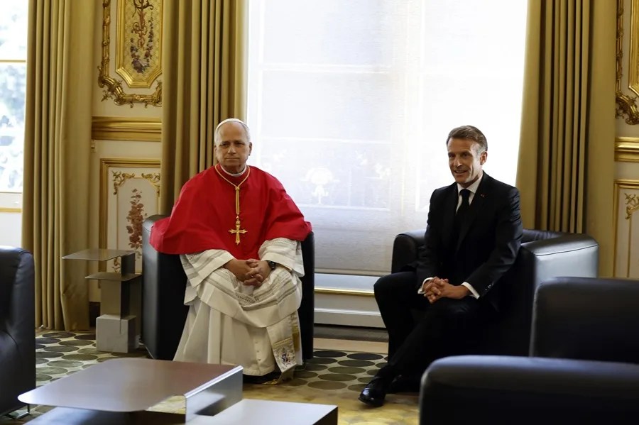 El papa León XIV (izq.) se reúne con el presidente francés Emmanuel Macron (der.) en el Palacio del Elíseo en París, Francia, el 25 de septiembre de 2026. 