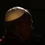 El papa León XIV llega para reunirse con el presidente francés, Emmanuel Macron