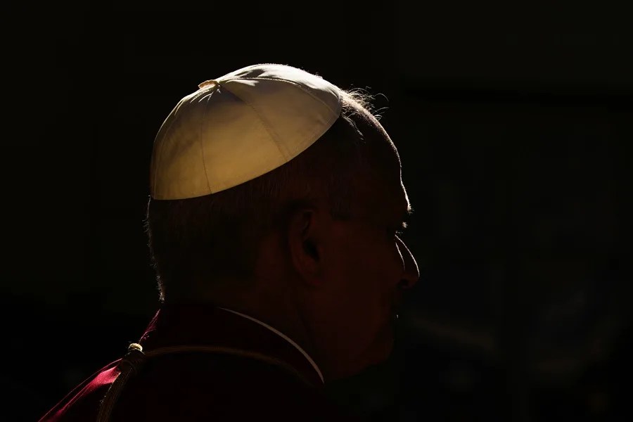 El papa León XIV llega para reunirse con el presidente francés, Emmanuel Macron