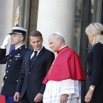 El presidente francés, Emmanuel Macron, y su esposa Brigitte acompañan al papa León XIV tras su reunión en el Palacio del Elíseo en París