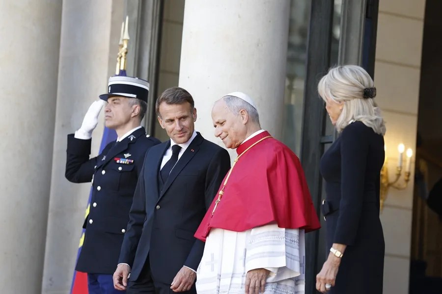El presidente francés, Emmanuel Macron, y su esposa Brigitte acompañan al papa León XIV tras su reunión en el Palacio del Elíseo en París