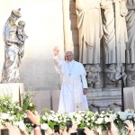 El papa anima a 80.000 jóvenes en Francia ante las incertidumbres de su generación