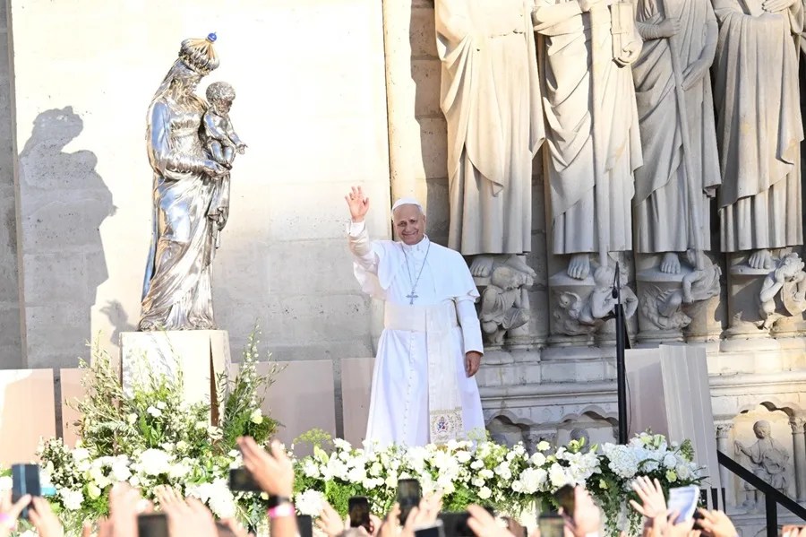 El papa anima a 80.000 jóvenes en Francia ante las incertidumbres de su generación