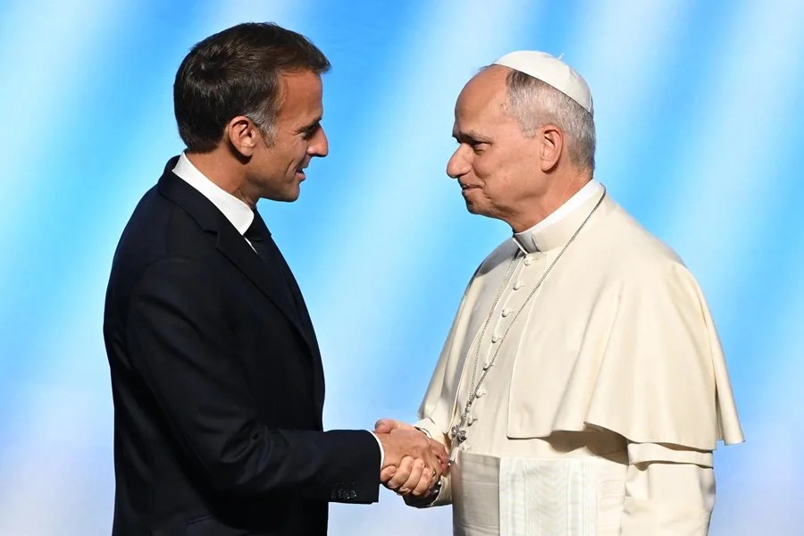 El presidente francés, Emmanuel Macron (i) y el papa León XIV.