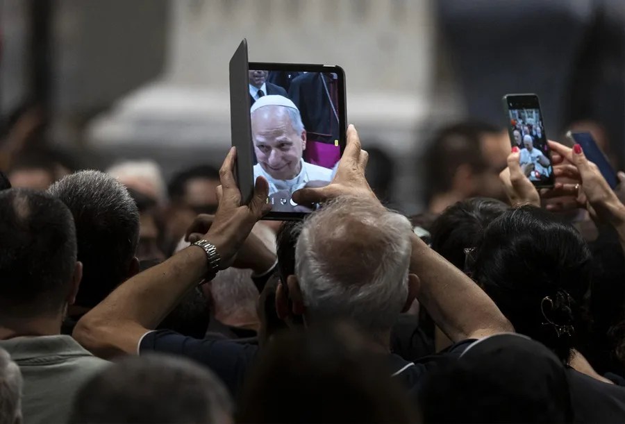 Fieles toman fotografías del Papa León XIV 