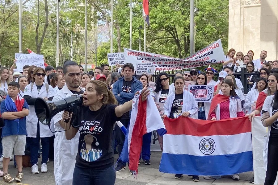 Médicos paraguayos aceptan la propuesta del Gobierno sin levantar la huelga de inmediato