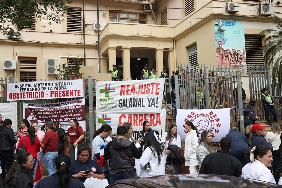 Trabajadores sanitarios de Paraguay reclaman un ajuste salarial tras el aumento a los médicos