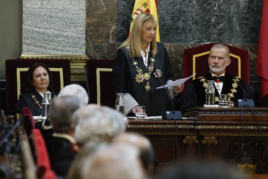 El rey Felipe VI, la presidenta del Tribunal Supremo y del Consejo General del Poder Judicial, Isabel Perelló y la fiscal general del Estado, Teresa Peramato